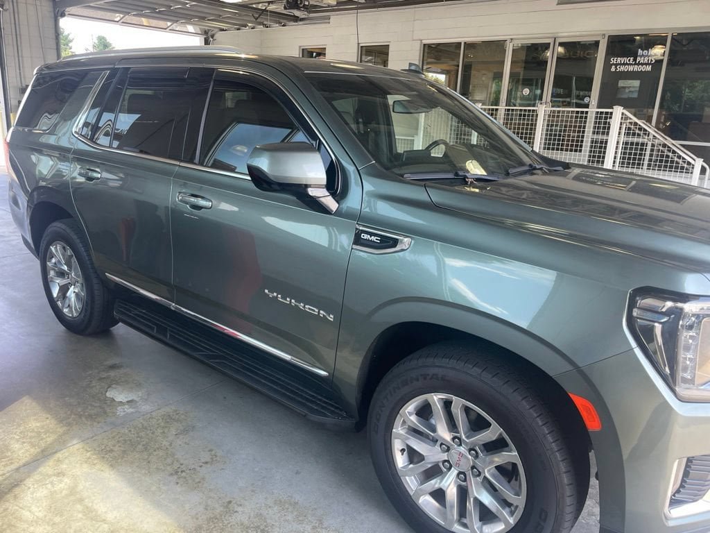 Used 2023 GMC Yukon SLT AWD/4WD image 2