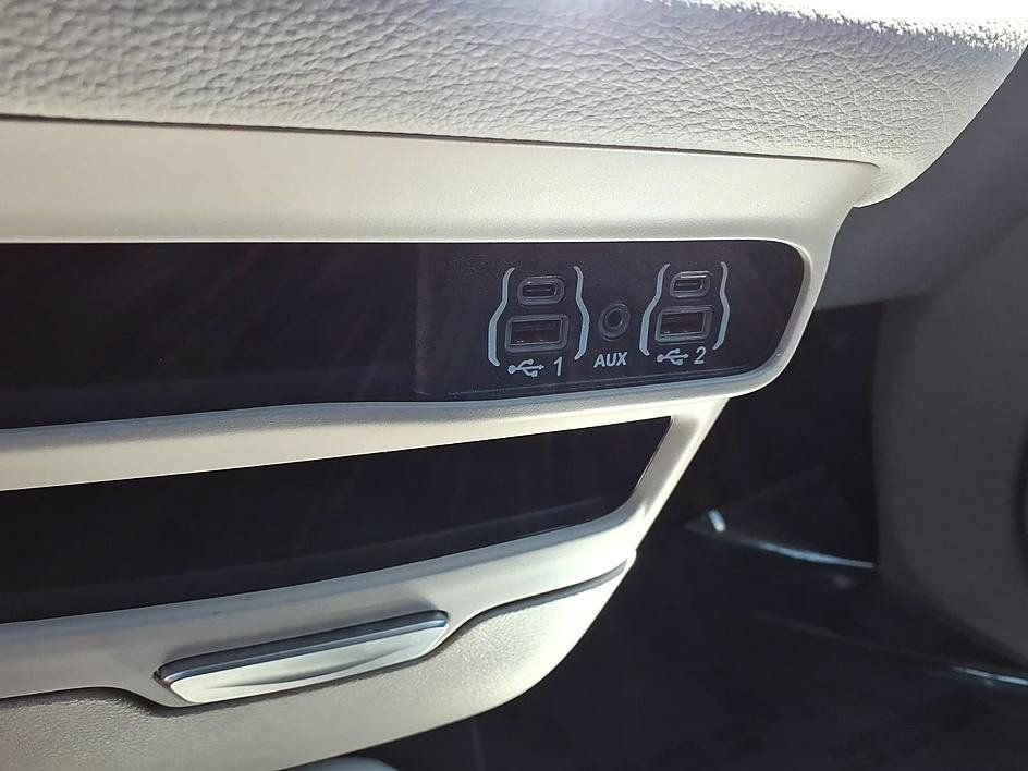 Used 2023 Chrysler Pacifica Touring-L FWD image 30