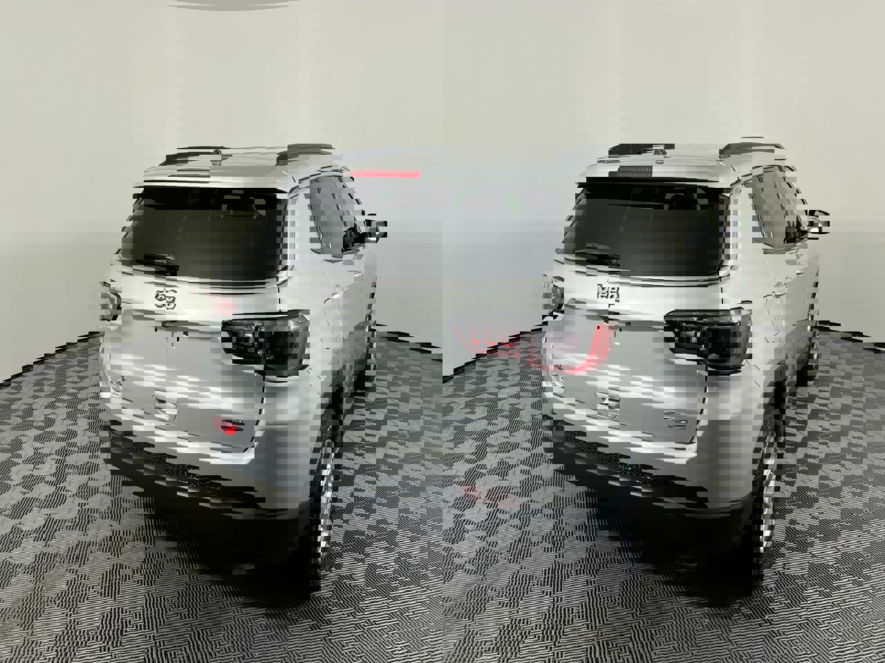 Used 2024 Jeep Compass Latitude image 3