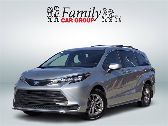 Used 2025 Toyota Sienna LE image 1