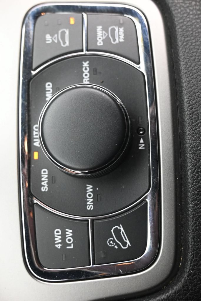 Used 2018 Jeep Grand Cherokee Overland AWD/4WD image 20