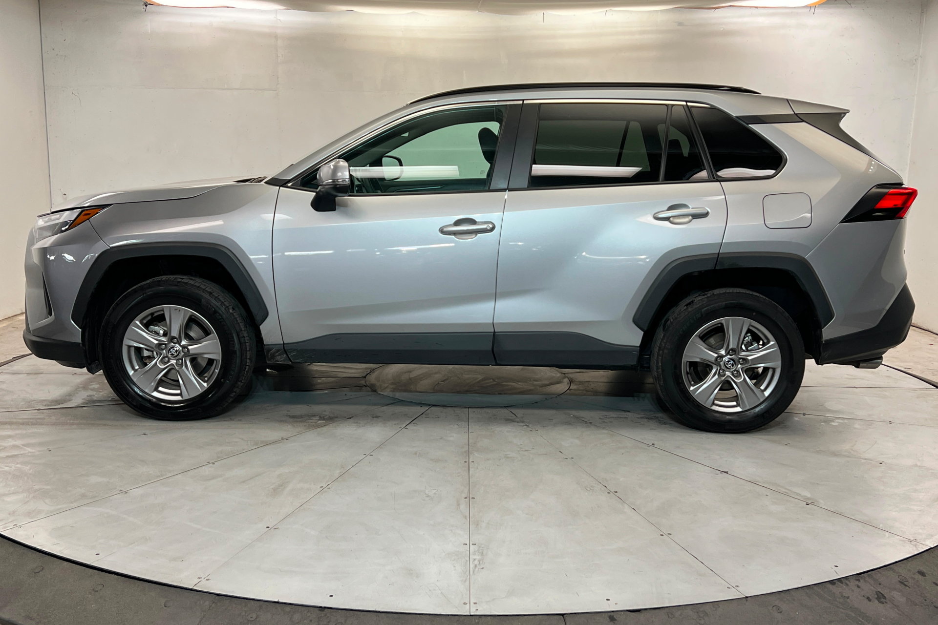 Used 2025 Toyota RAV4 XLE AWD/4WD image 2