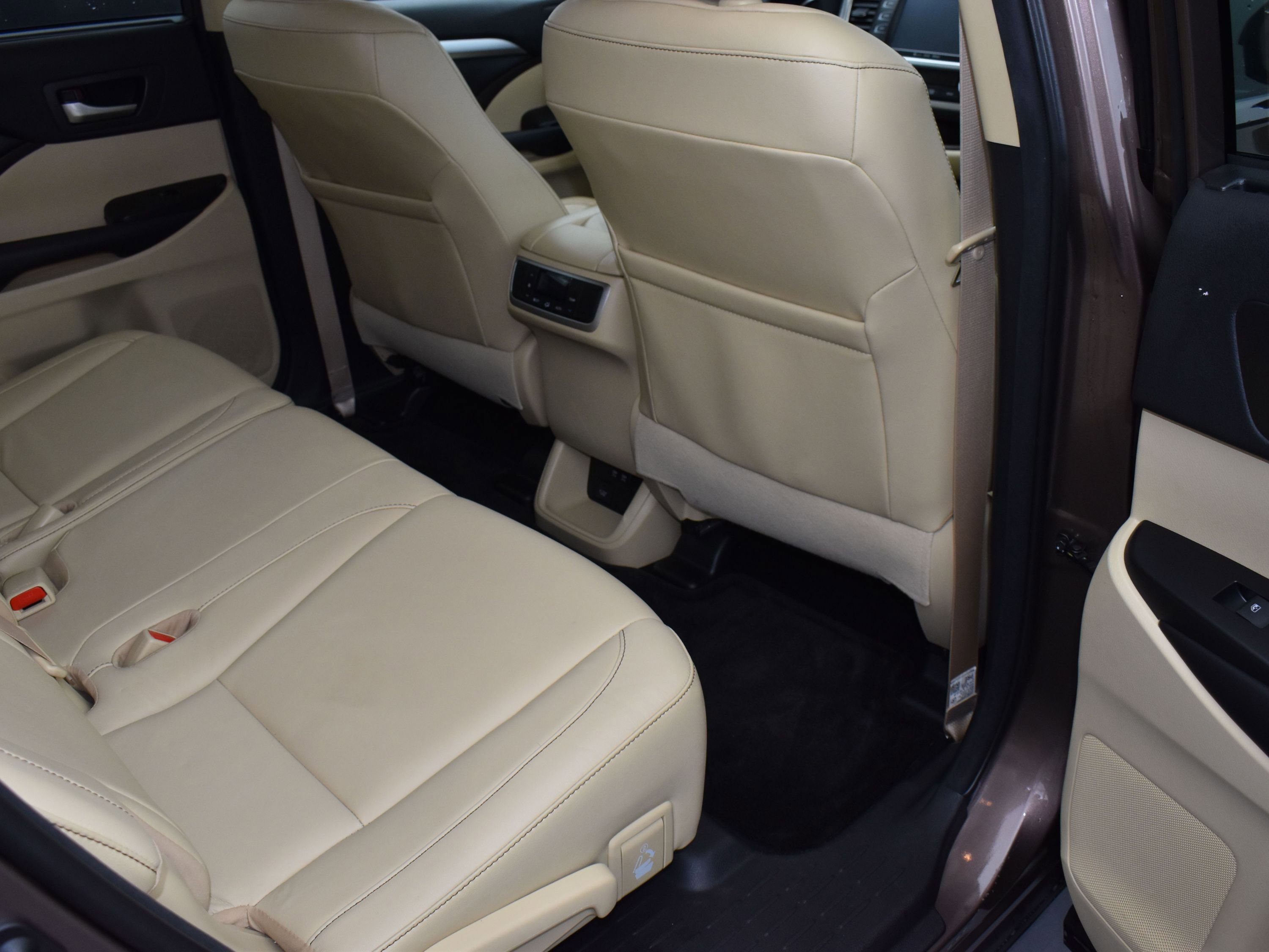 Used 2018 Toyota Highlander XLE image 10