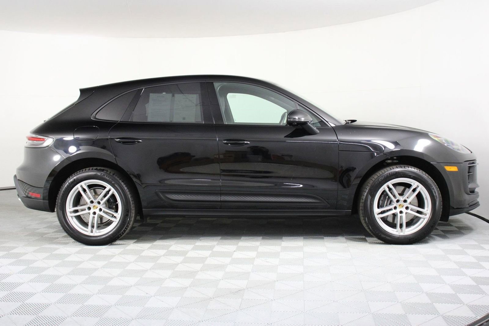 Certified 2025 Porsche Macan image 8