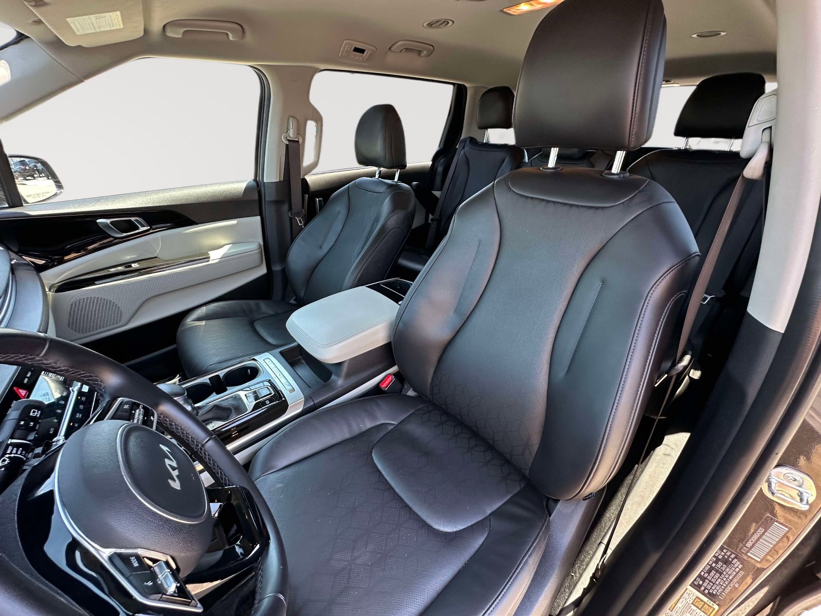 Used 2024 Kia Carnival EX FWD image 17