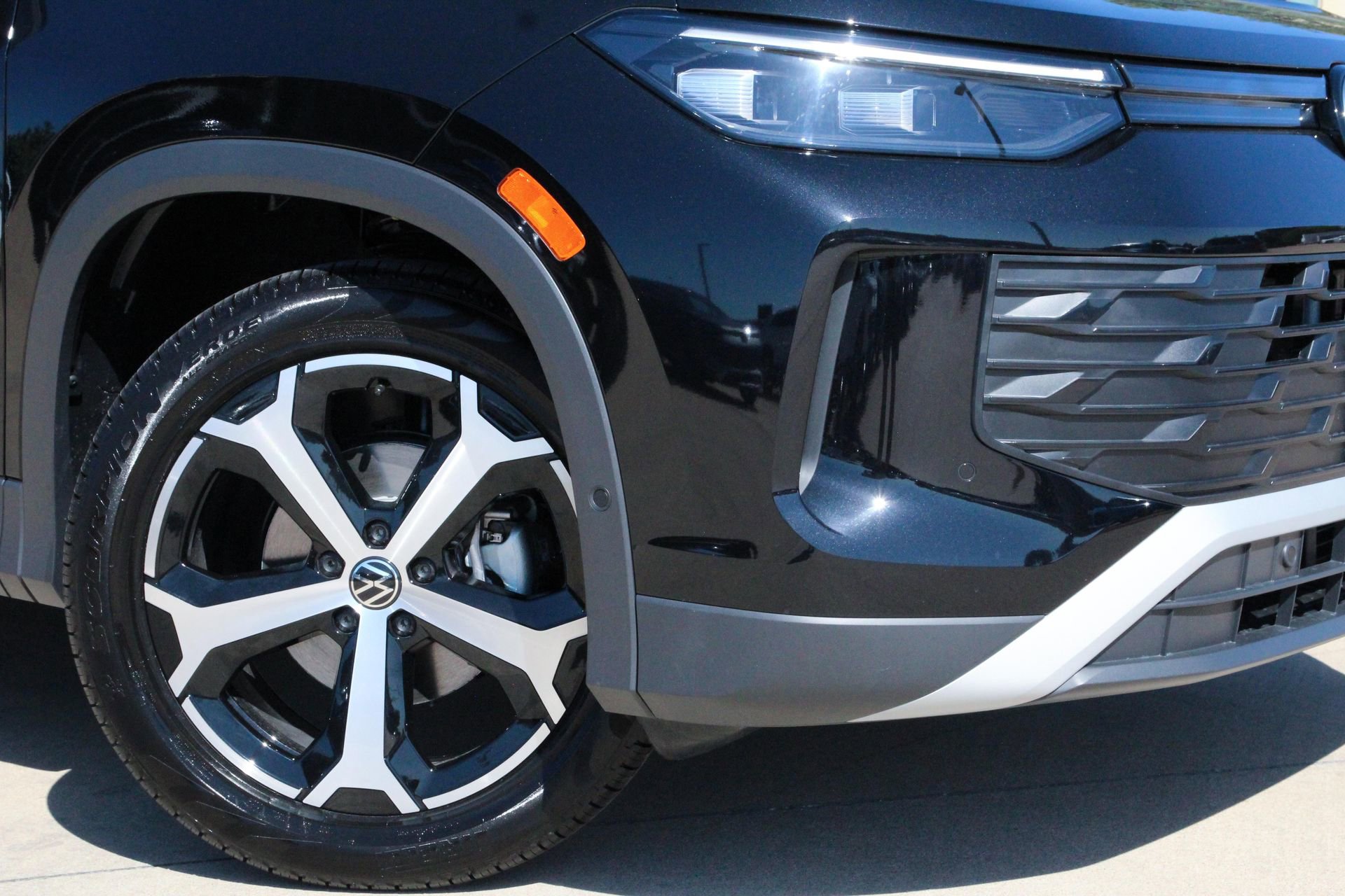 Certified 2025 Volkswagen Tiguan SE FWD image 2