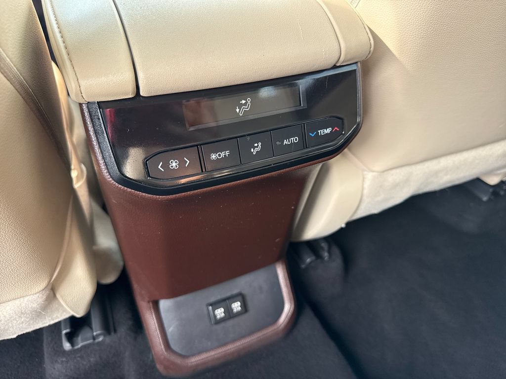 Used 2020 Toyota Highlander XLE AWD/4WD image 17