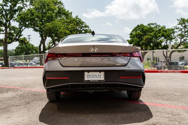 Certified 2025 Hyundai Elantra SE image 5