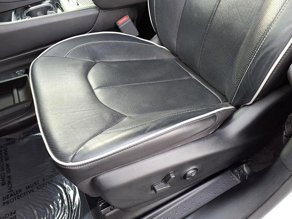 Used 2023 Chrysler Pacifica Limited w/ S Appearance Package image 18