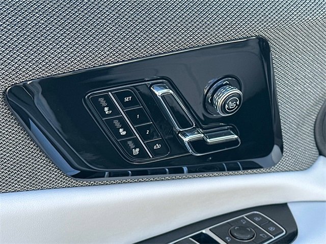 Used 2025 Cadillac Optiq Luxury 2 image 14