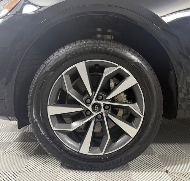 Used 2023 Audi Q5 2.0T Premium w/ Convenience Package image 9