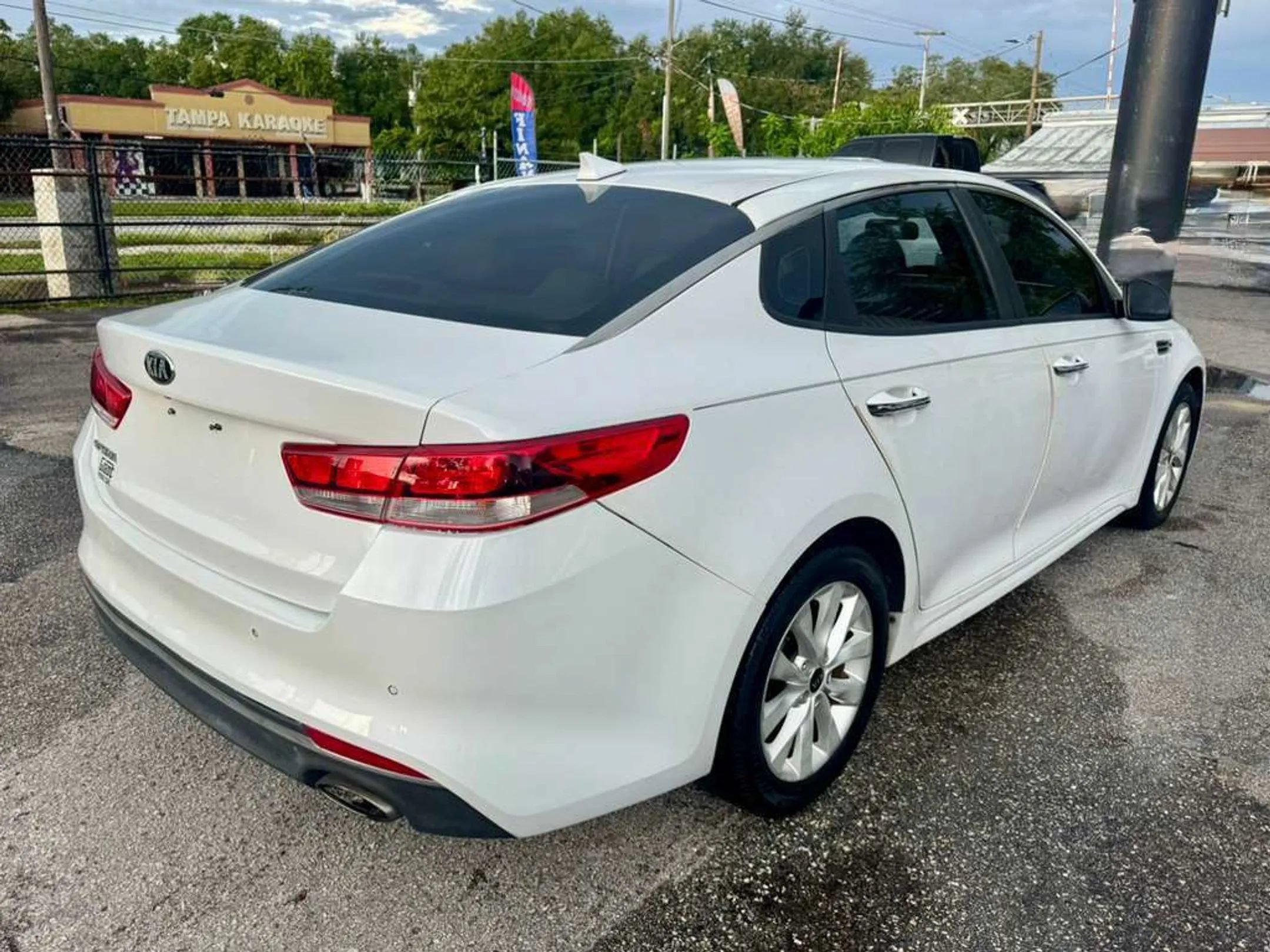 Used 2018 Kia Optima LX w/ 17" Alloy Wheels Package FWD image 12