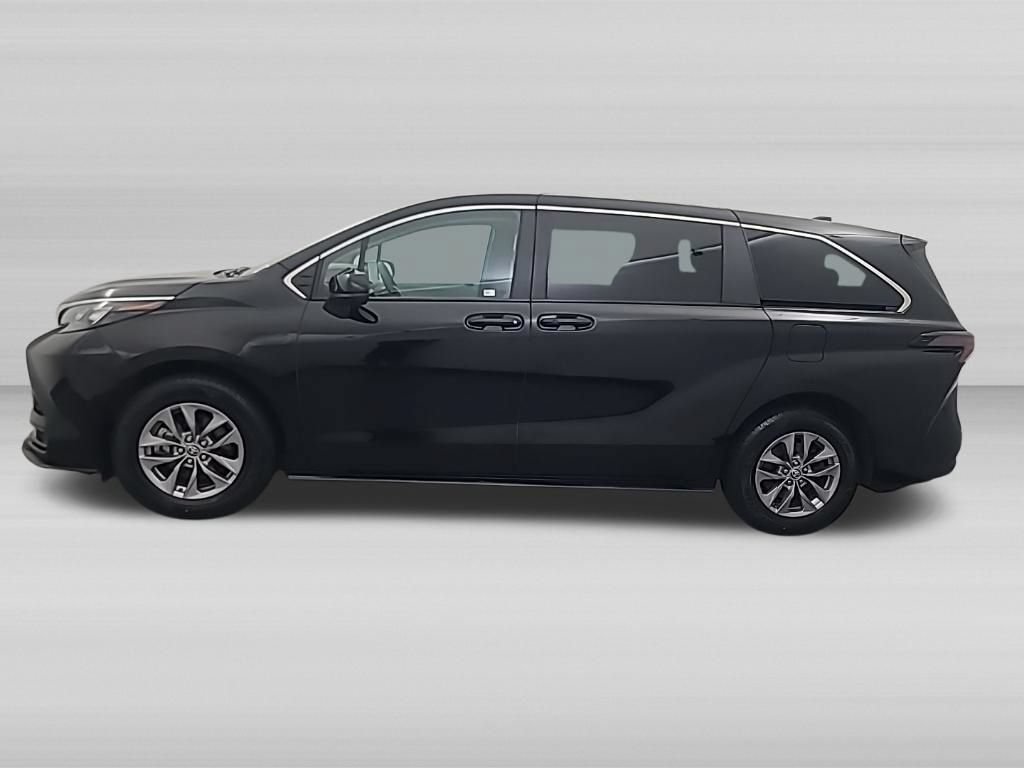 Used 2025 Toyota Sienna LE FWD image 9