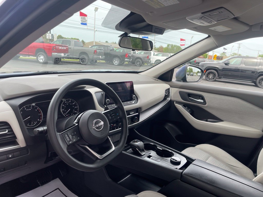 Used 2022 Nissan Rogue SV AWD/4WD image 16