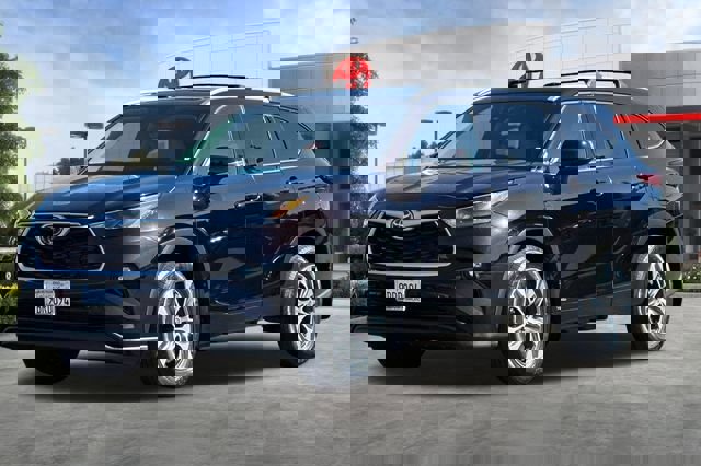 Used 2022 Toyota Highlander XLE AWD/4WD image 9