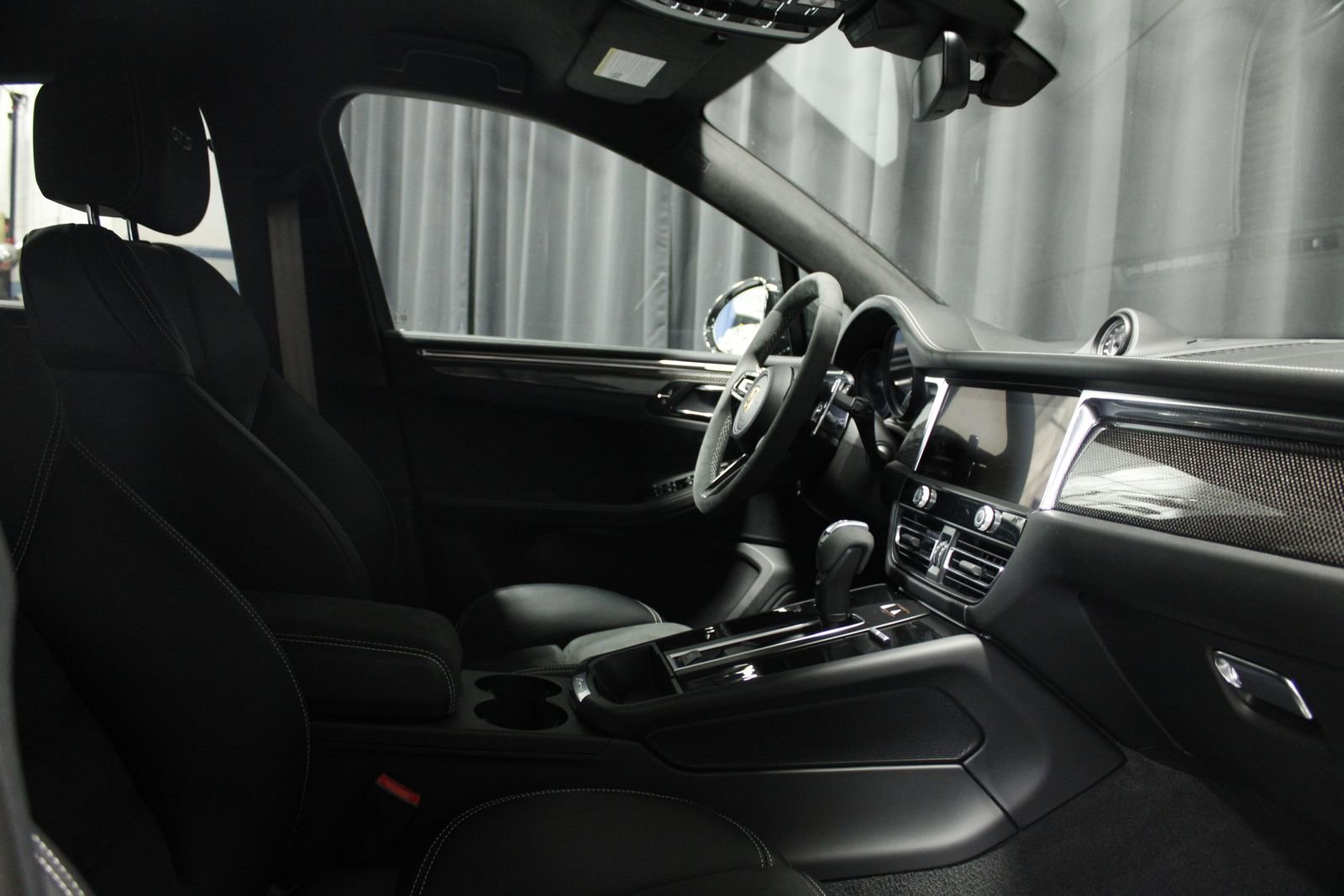 Certified 2025 Porsche Macan GTS image 28