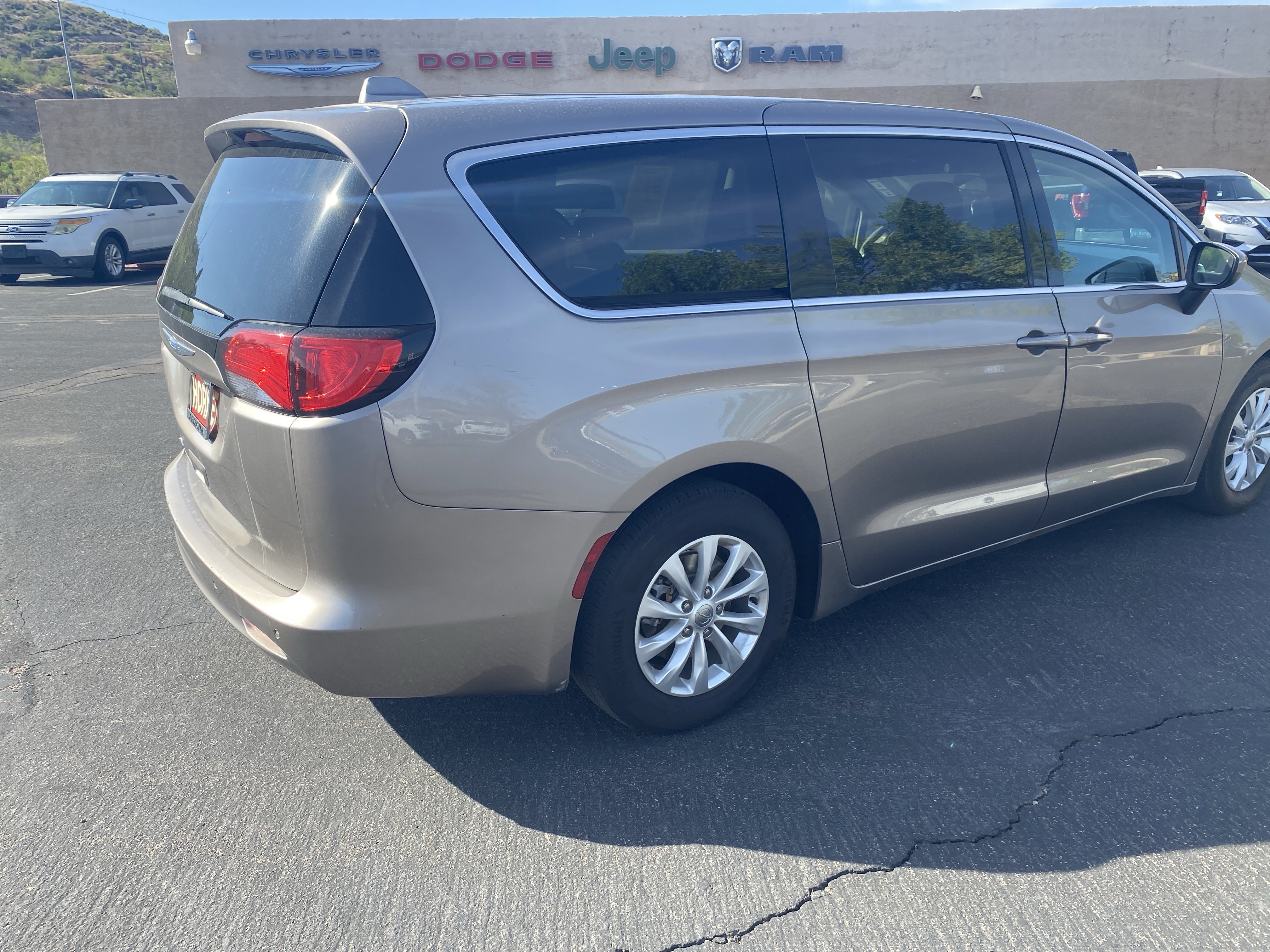 Used 2018 Chrysler Pacifica LX w/ Tire & Wheel Group FWD image 4