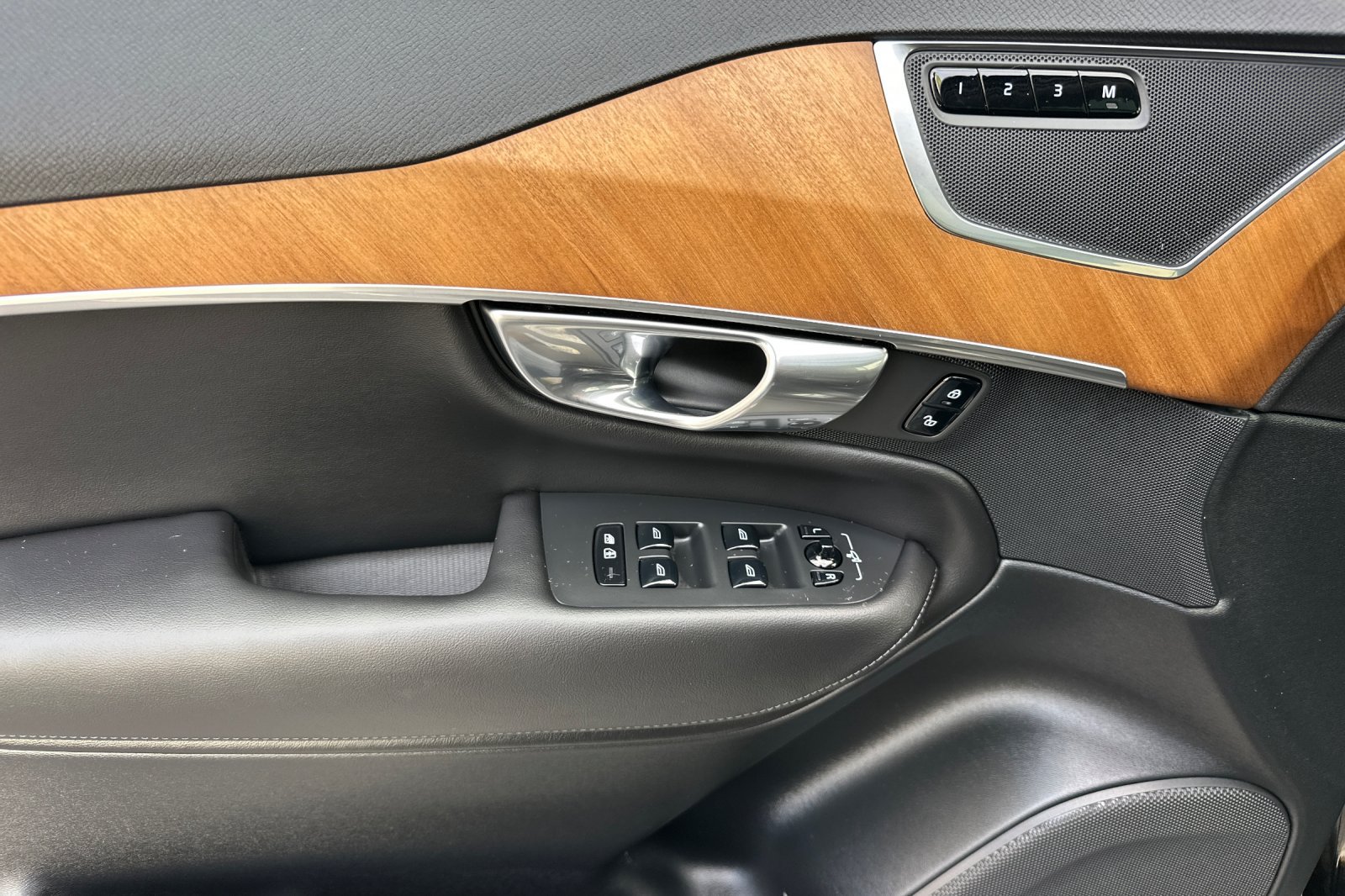 Certified 2025 Volvo XC90 B6 Plus AWD/4WD image 12