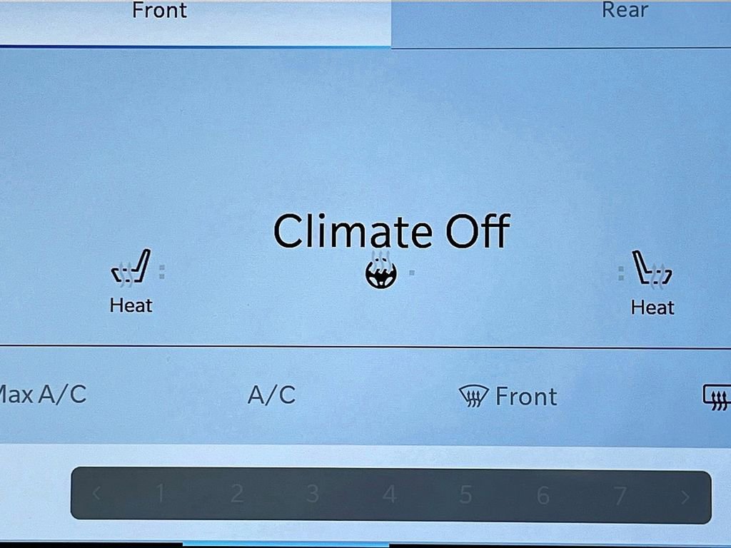 Used 2025 Chrysler Pacifica Select image 34