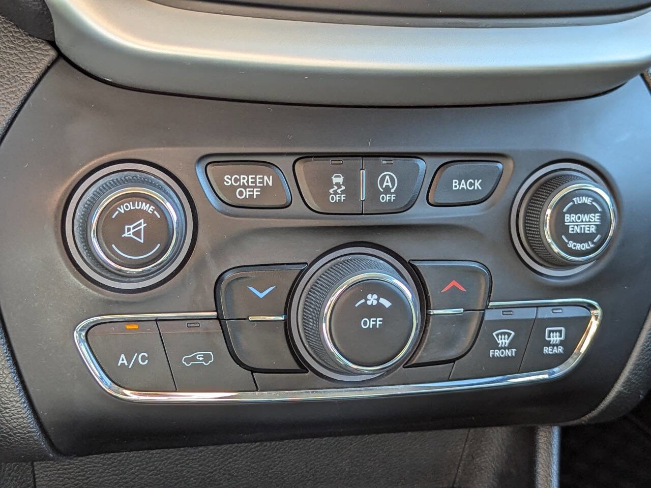 Used 2017 Jeep Cherokee Trailhawk w/ Cold Weather Group image 23