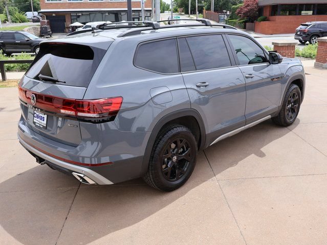 Used 2025 Volkswagen Atlas Peak Edition SE AWD/4WD image 4