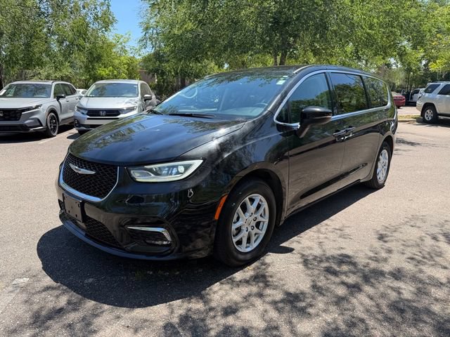 Used 2023 Chrysler Pacifica Touring-L FWD image 3