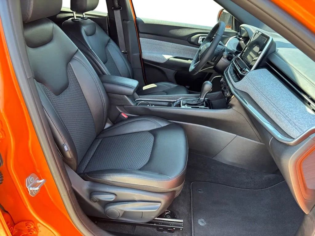 Used 2026 Jeep Compass Latitude image 33