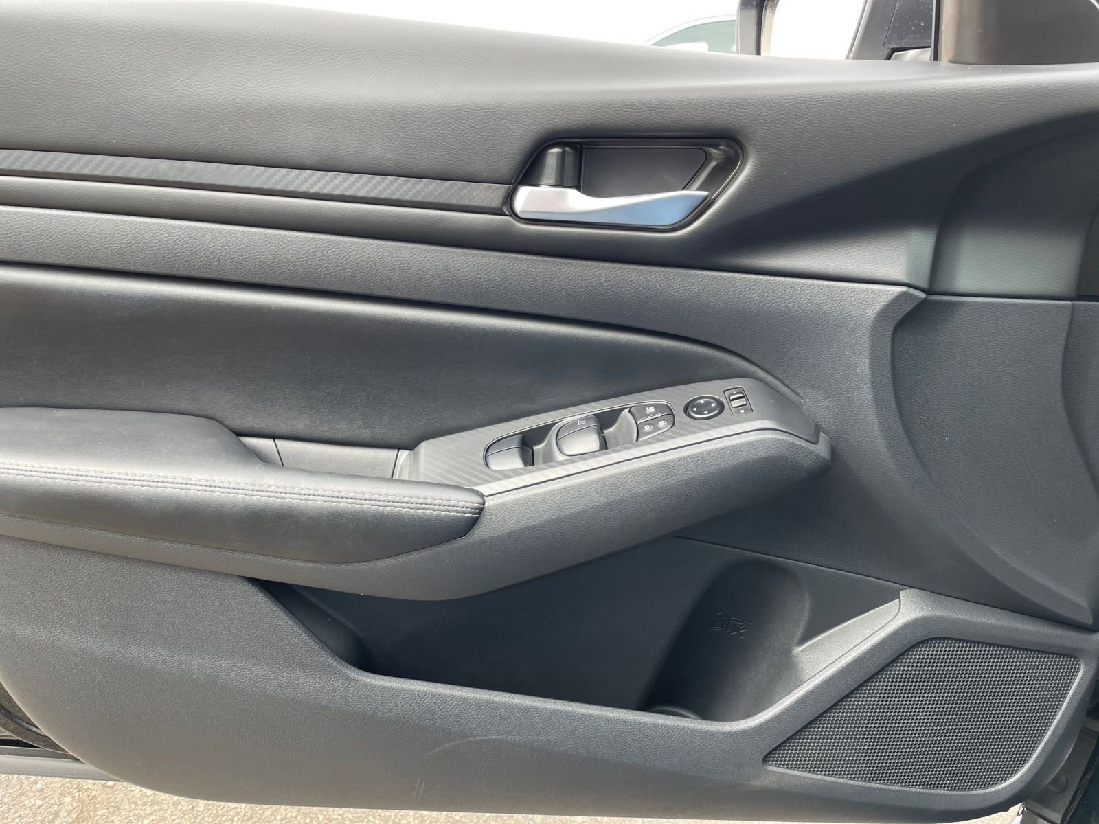 Used 2025 Nissan Altima 2.5 SV image 18