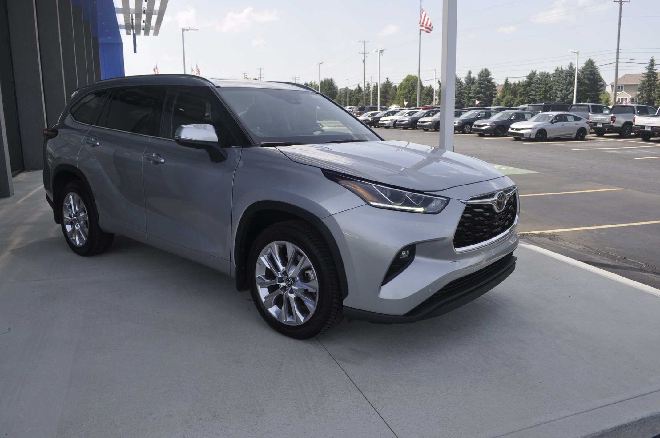 Used 2021 Toyota Highlander Limited AWD/4WD image 3