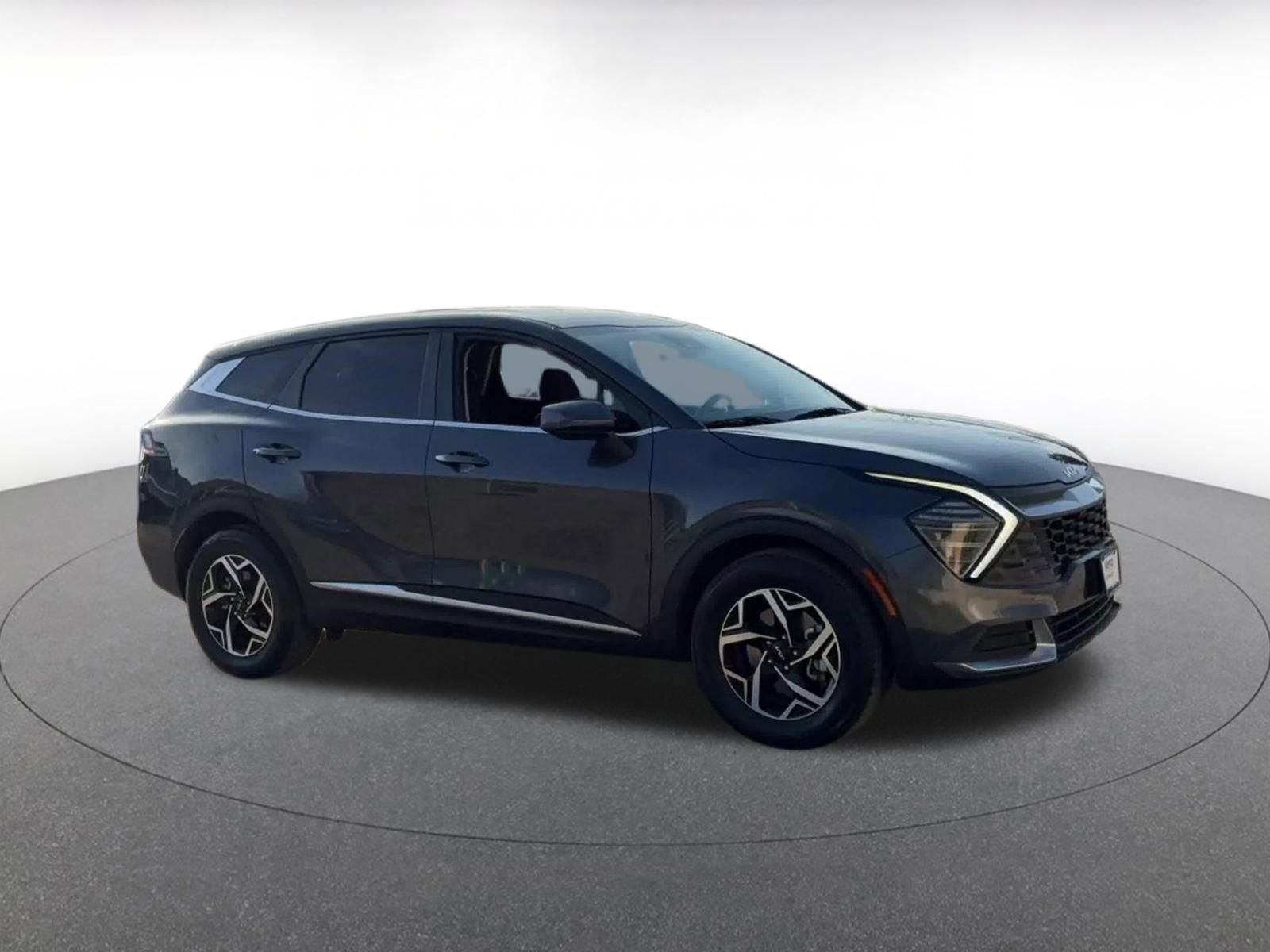 Used 2025 Kia Sportage LX image 2