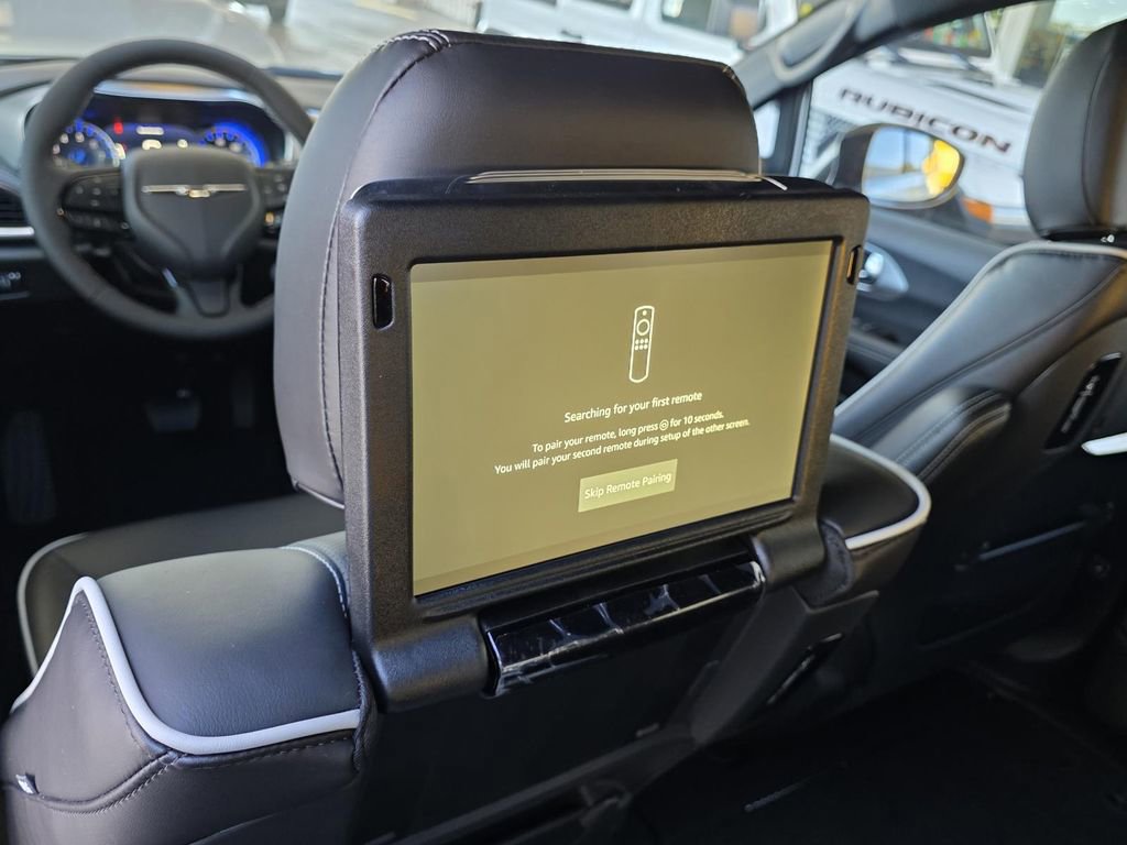 New 2026 Chrysler Pacifica Limited w/ Uconnect Theater Family Group image 11