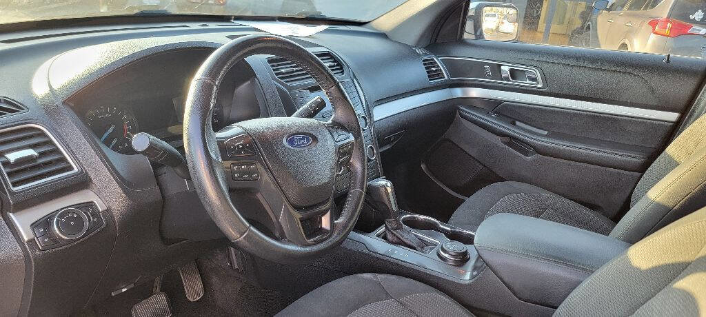 Used 2017 Ford Explorer XLT AWD/4WD image 23