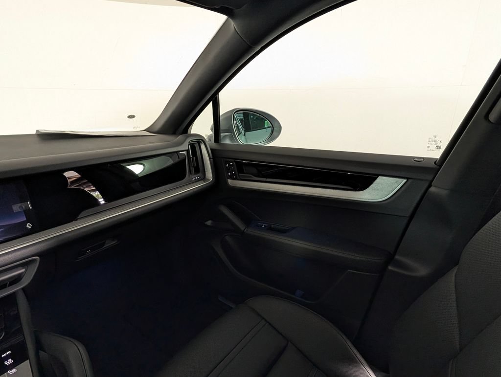 New 2026 Porsche Cayenne Coupe AWD/4WD image 23