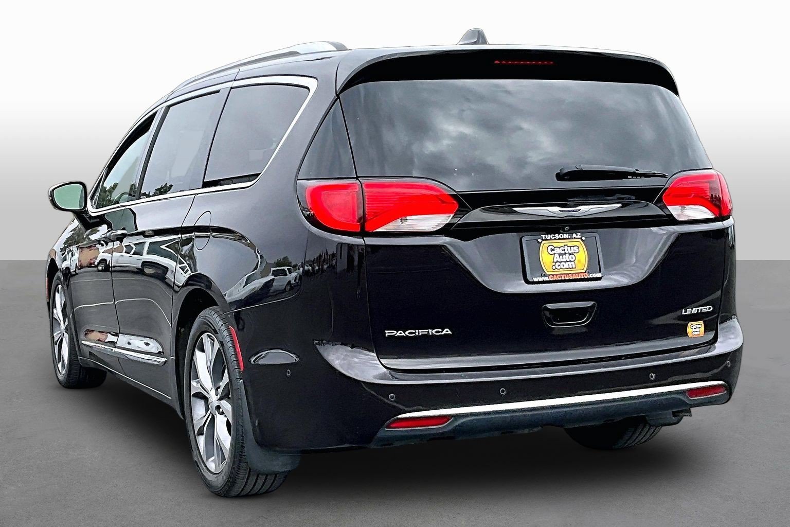 Used 2019 Chrysler Pacifica Limited w/ Advanced Safetytec Group FWD image 11