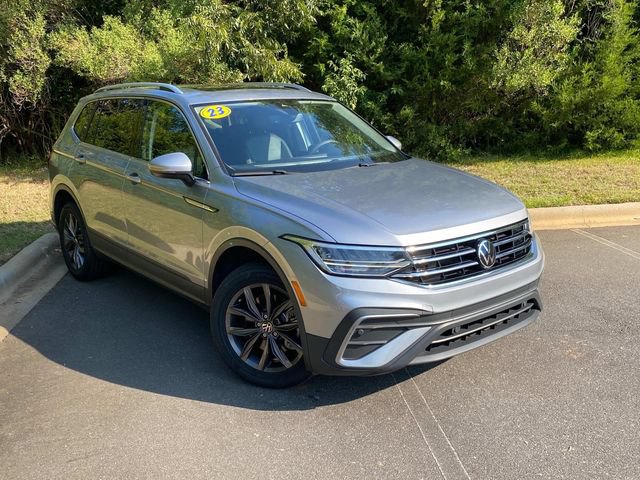 Used 2023 Volkswagen Tiguan SE w/ Panoramic Sunroof Package FWD image 1