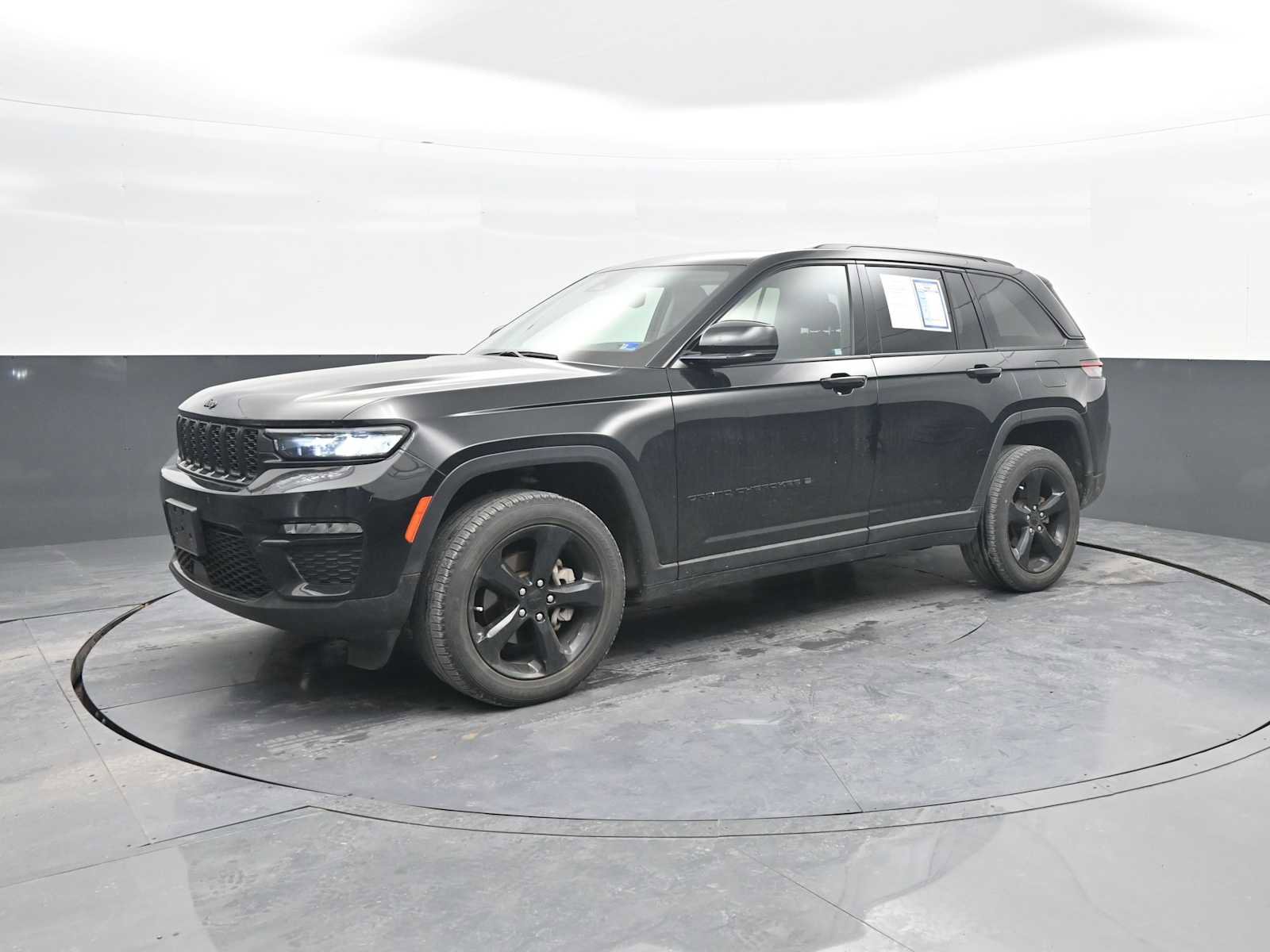 Used 2023 Jeep Grand Cherokee Limited w/ Black Appearance Package image 4