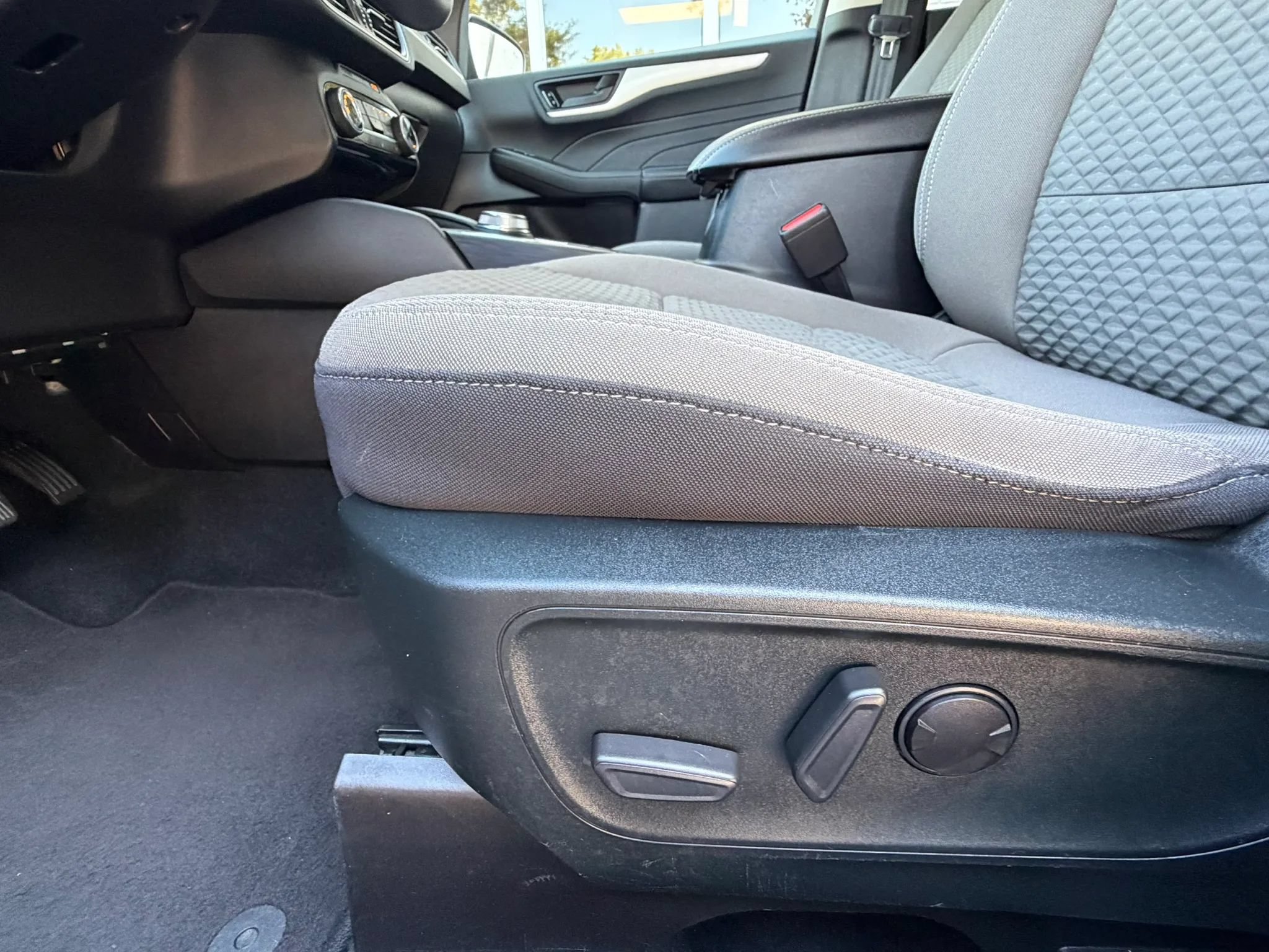 Used 2022 Ford Escape SE w/ Cold Weather Package FWD image 25
