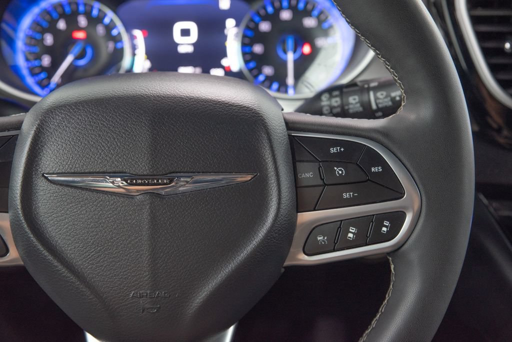 Used 2025 Chrysler Pacifica Select FWD image 24
