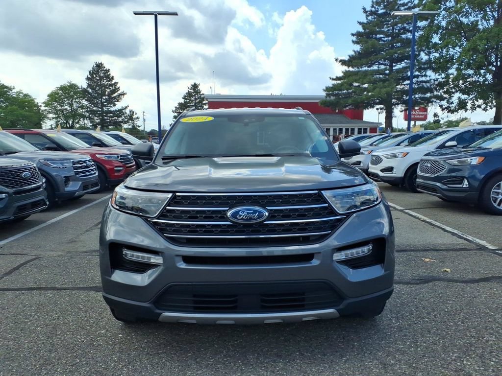 Used 2024 Ford Explorer XLT w/ Equipment Group 202A AWD/4WD image 3