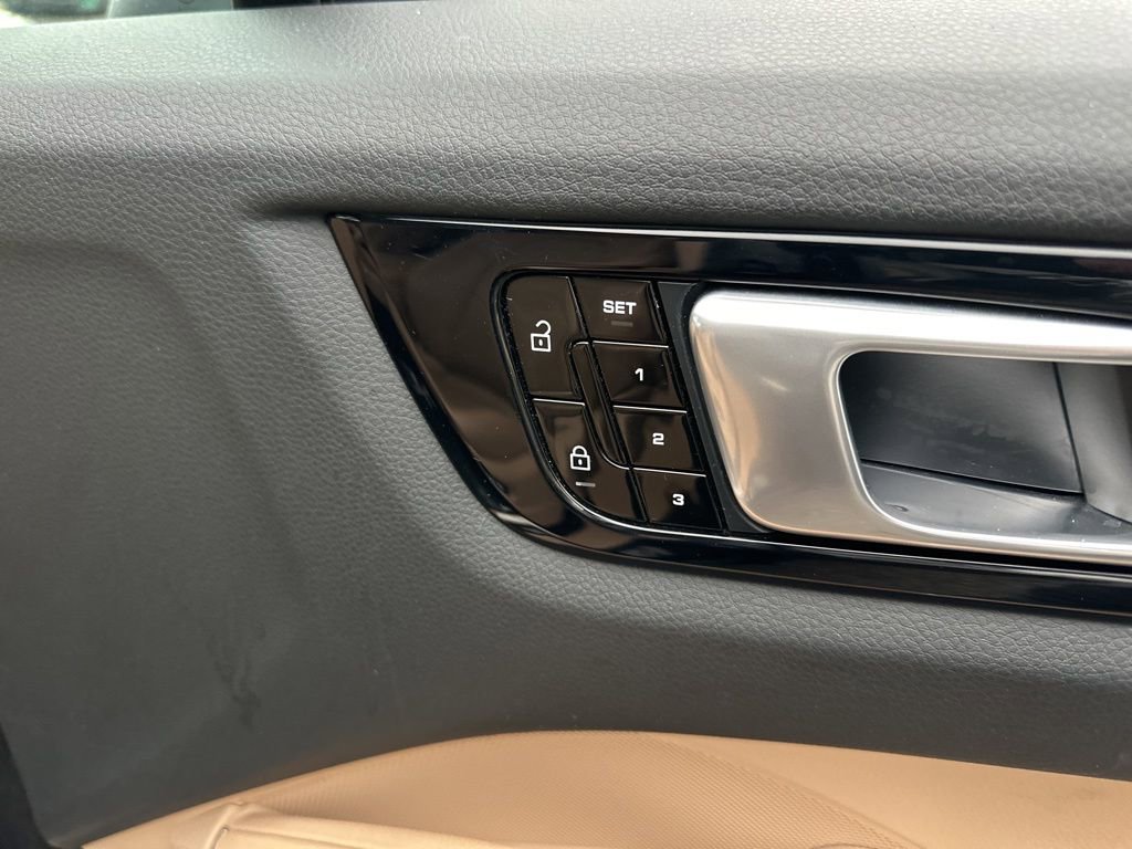 Used 2020 Porsche Cayenne image 23