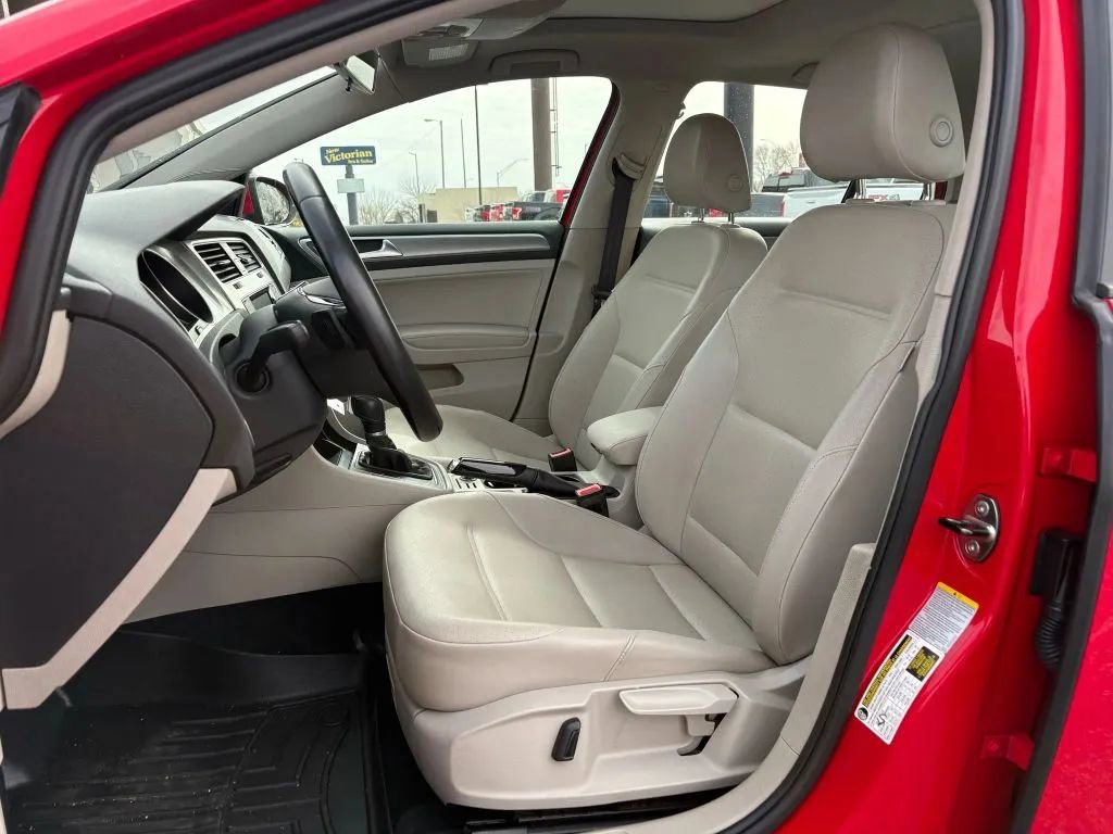 Used 2015 Volkswagen Golf S image 19