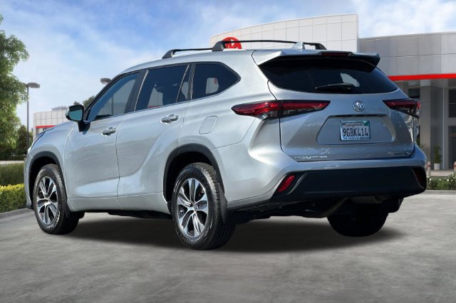 Used 2023 Toyota Highlander XLE AWD/4WD image 6