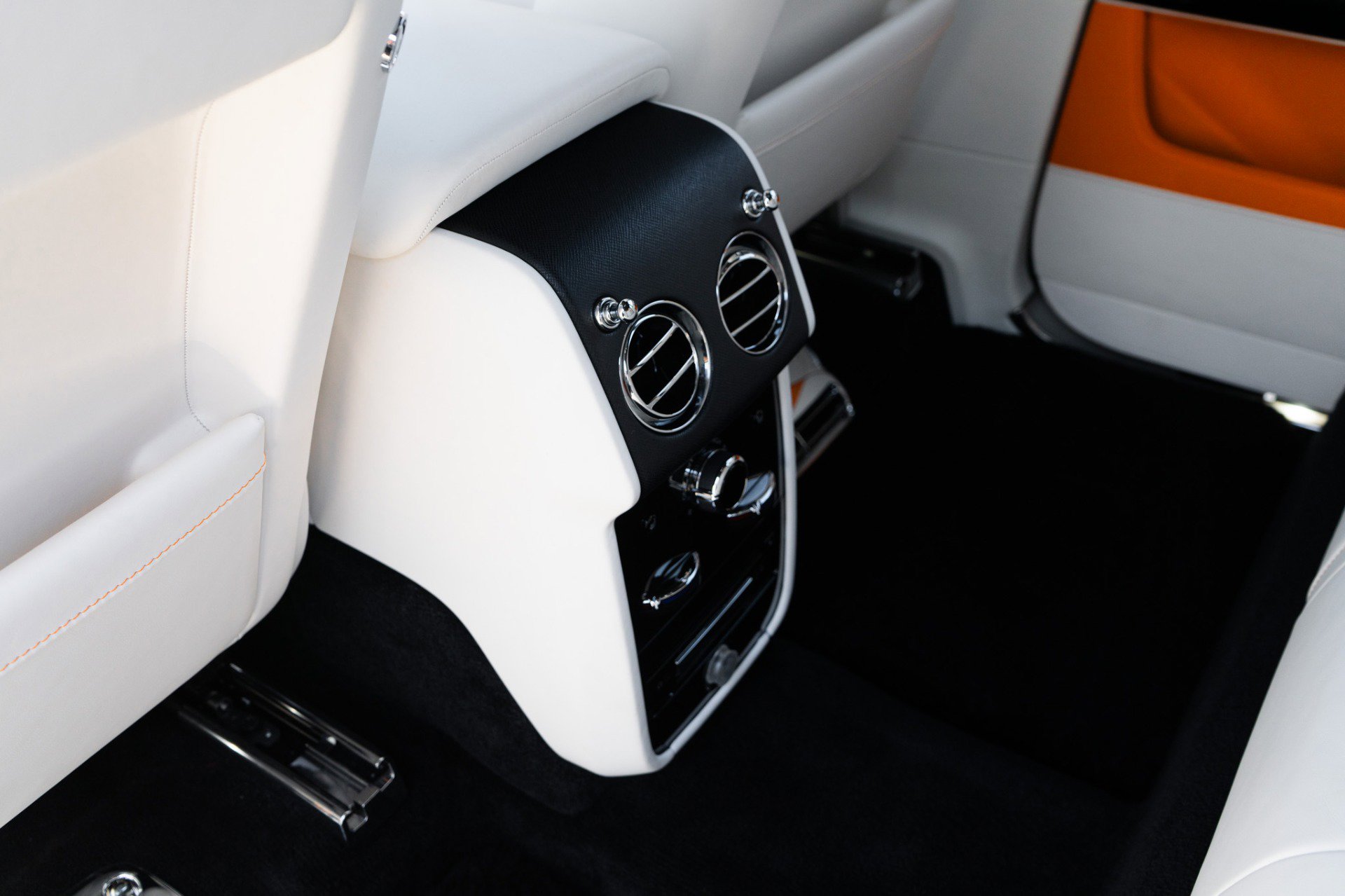 Used 2022 Rolls-Royce Cullinan w/ Cullinan Package image 28