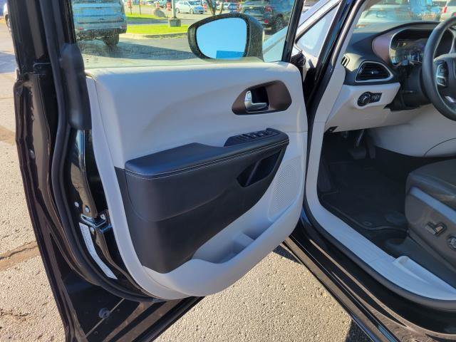Used 2023 Chrysler Voyager LX FWD image 6