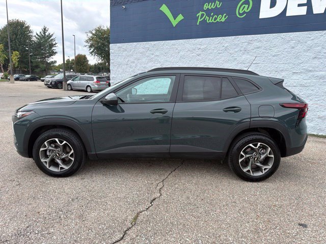 Used 2025 Chevrolet Trax LT FWD image 2