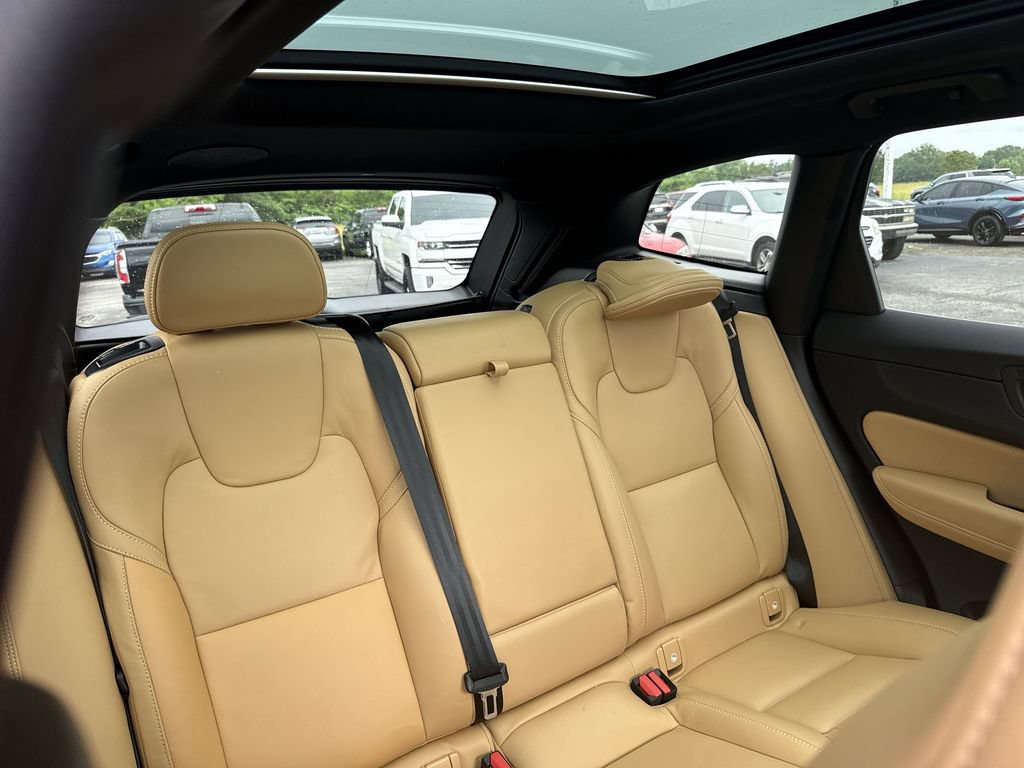 Used 2023 Volvo XC60 B5 Ultimate w/ Climate Package FWD image 14