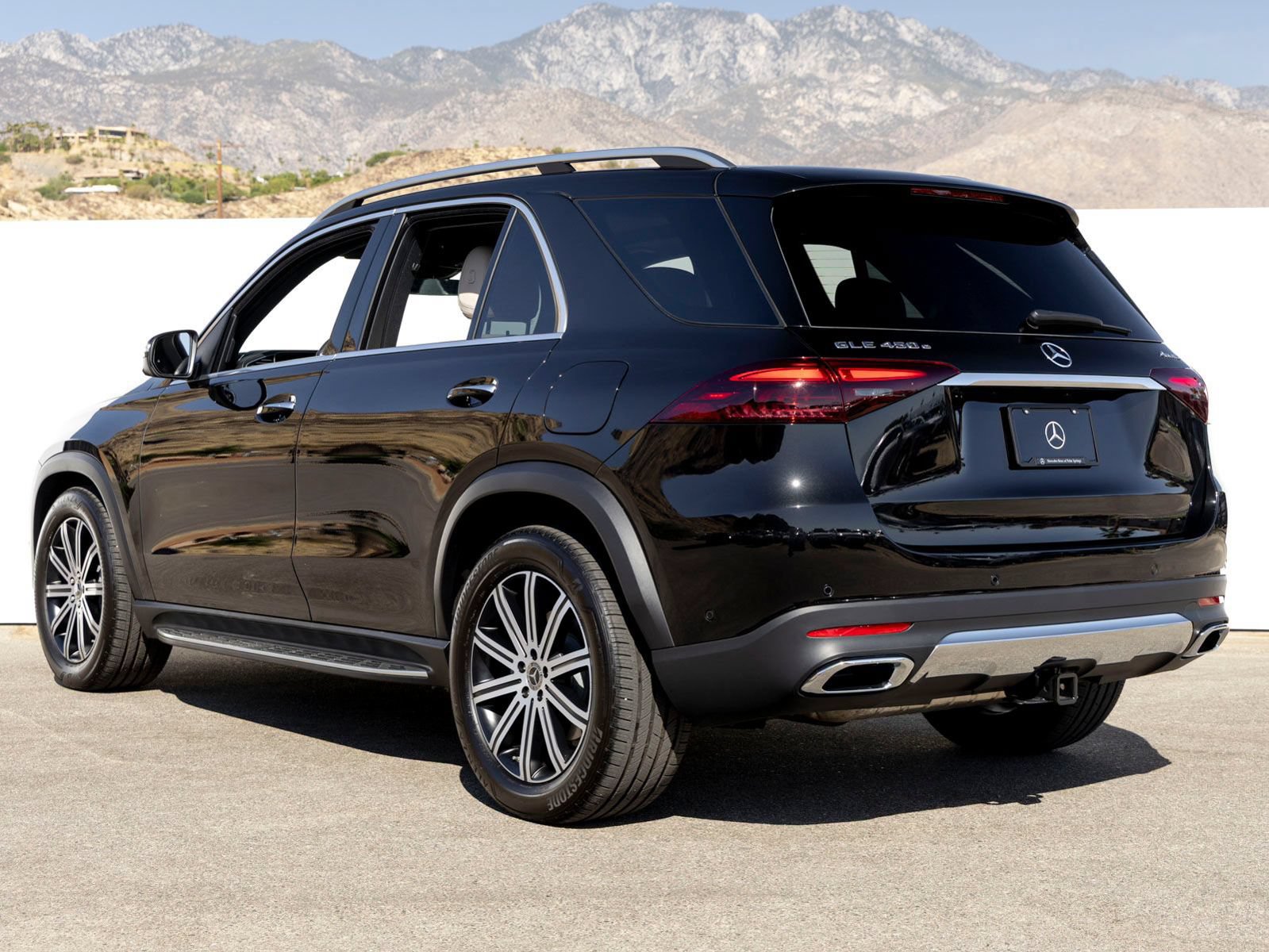 Certified 2025 Mercedes-Benz GLE 450e 4MATIC w/ Driver Assistance Package image 4