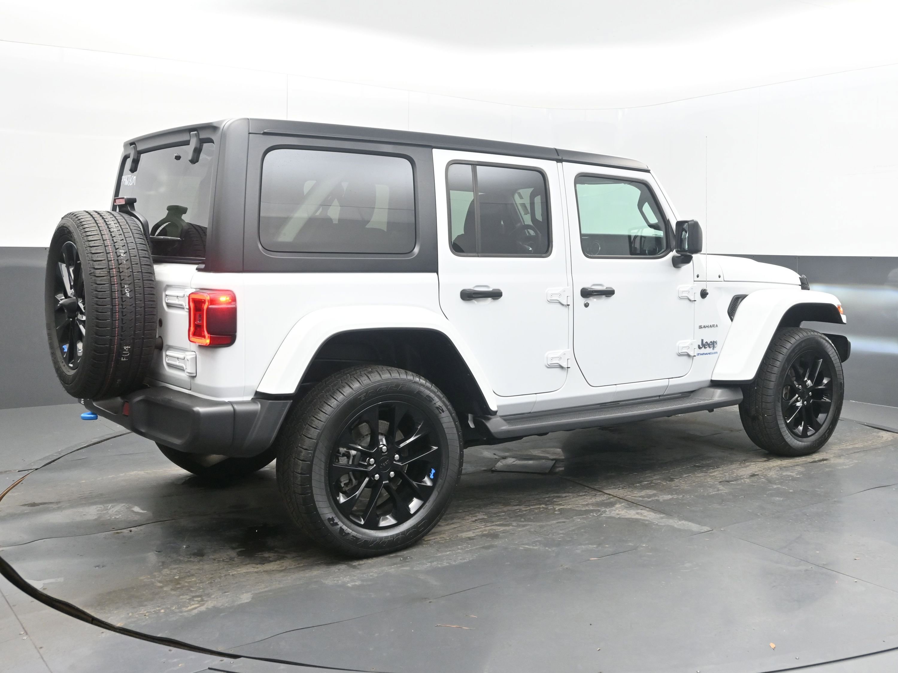Used 2023 Jeep Wrangler Sahara image 9