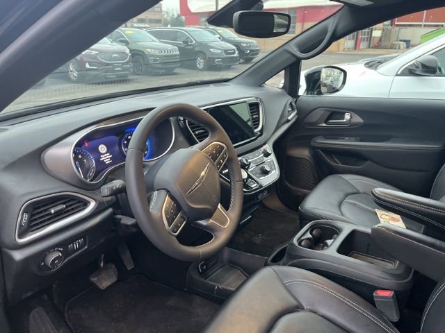 Used 2025 Chrysler Pacifica Select image 12