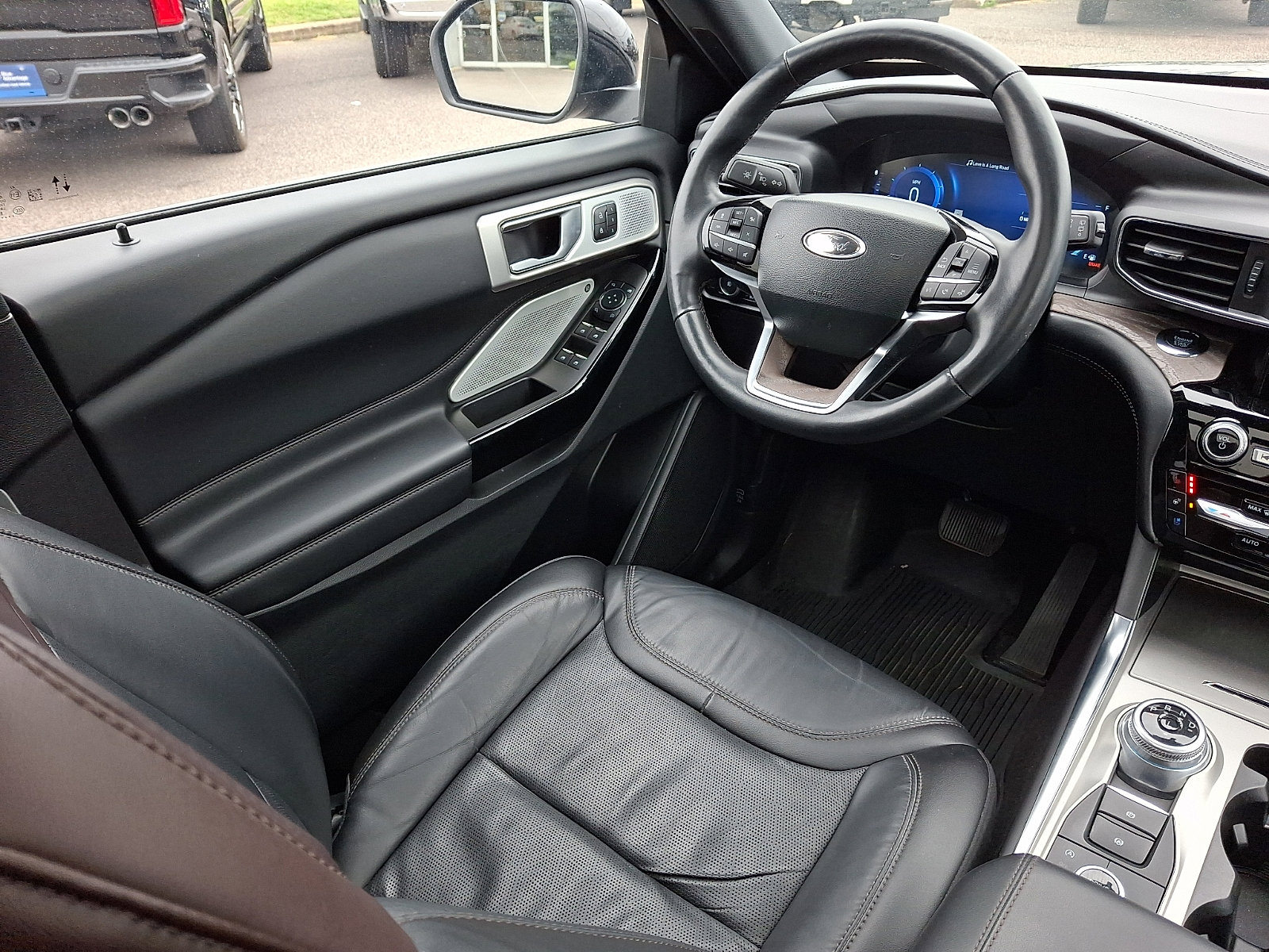 Certified 2023 Ford Explorer Platinum w/ Technology Package AWD/4WD image 14